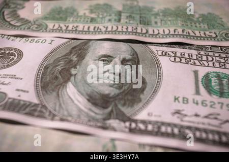 Gros plan sur les devises internationales, notamment le dollar américain, le yuan chinois et le réal brésilien. Concept d'économie mondiale, taux de change, international t Banque D'Images
