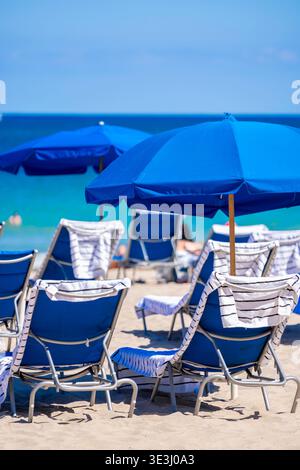 Fort Lauderdale, FL, États-Unis - 22 mars 2026 : chaises de plage avec parasols et serviettes sur le sable Banque D'Images