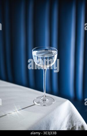 Cocktail clair dans un verre élégant sur la table Banque D'Images