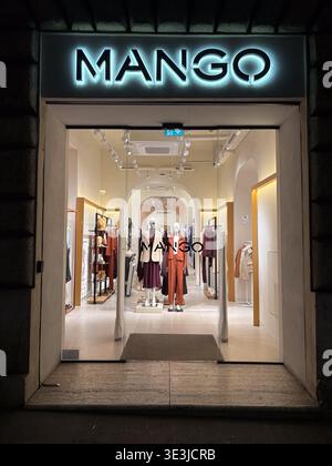 Magasin de vente au détail de MANGUES. Rome, Italie. Panneau lumineux sur la façade historique du bâtiment en pierre. Vue à travers les portes vitrées des mannequins affichant fa automne/hiver Banque D'Images