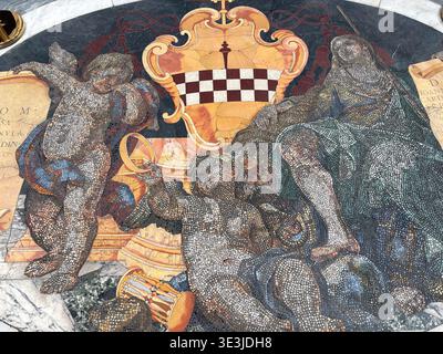 Détail mosaïque au sol, Chiesa di Sant'Andrea al Quirinale. Rome, Italie. Œuvres d'art baroque avec putti et armoiries sur le sol. Banque D'Images