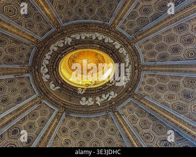 St Andrew sur le Quirinal Chiesa di Sant'Andrea al Quirinale. Rome, Italie. Coffret dôme baroque orné d'oculus doré. Banque D'Images
