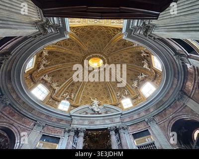 Chiesa di Sant'Andrea al Quirinale. Rome, Italie. Dôme baroque doré à caissons avec lanterne, statues et détails en marbre. Banque D'Images
