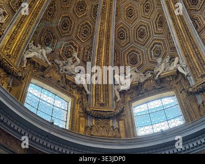 Détail intérieur du dôme Chiesa di Sant'Andrea al Quirinale montrant des coffres dorés, des sculptures et des fenêtres. Rome, Italie. Banque D'Images