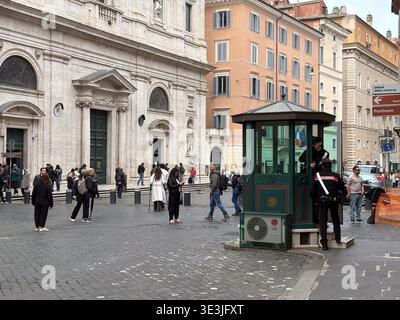 Petite cabine verte de surveillance de la police (garitta) près de Piazza della Minerva, Rome, Italie. Deux officiers des carabiniers montent la garde sur la rue pavée. Banque D'Images