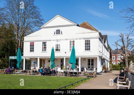 Les gens assis devant le café de Lauderdale House à Waterlow Park, Londres, Royaume-Uni Banque D'Images