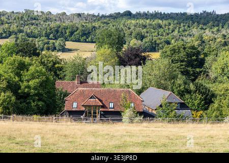Bâtiments agricoles convertis dans le village de Shere, Vale of Holmesdale, près de Guildford, Surrey, Angleterre Banque D'Images