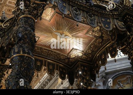 Basilique Pierre, Cité du Vatican. Détail en bronze baroque de la canopée Baldacchino mettant en vedette la colombe du Saint-esprit au-dessus du soleil. Banque D'Images