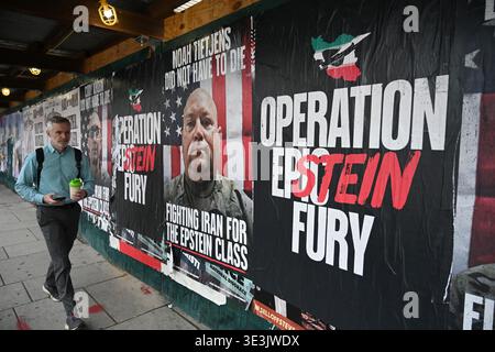 Washington, États-Unis. 23 mars 2026. Des affiches lisant “opération Epstein Fury” à proximité des images de soldats américains tués dans une frappe de drone au Koweït pendant la guerre américano-israélienne en cours avec l’Iran sont vues le 23 mars 2026 à Washington, DC. Photo par Olivier Douliery/ABACAPRESS.COM crédit : Abaca Press/Alamy Live News Banque D'Images