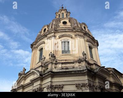 Église des Saints Martina et Luca, Santi Martina e Luca. Rome, Italie. Chef-d'œuvre d'architecture baroque, détail dôme extérieur avec statues sur le bleu Banque D'Images