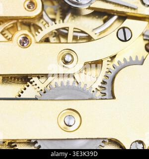 Engrenages en laiton, mouvement mécanique d'une montre rétro, gros plan Banque D'Images