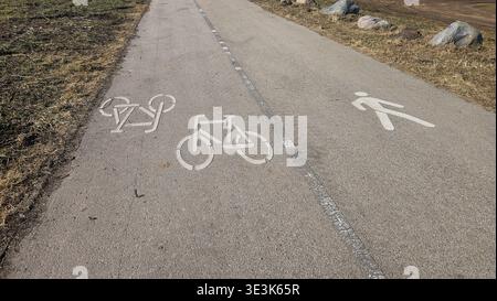 Marquage des pistes cyclables et piétonnes sur un chemin partagé à Riga Lettonie Banque D'Images