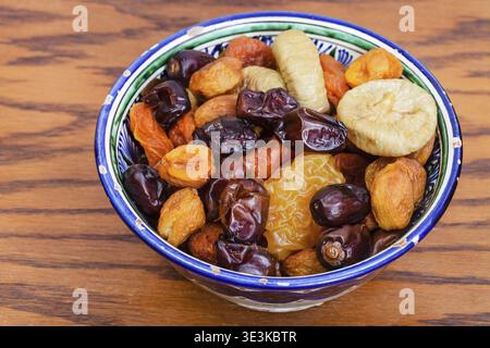 L'Asie centrale les fruits secs dans un bol en céramique sur table en bois Banque D'Images