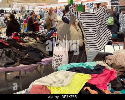 Marché aux puces Porta Portese, Mercato di Porta Portese. Rome, Italie. Les habitants parcourent les stands de vêtements d'occasion le dimanche matin. Banque D'Images