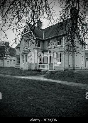 Une vue extérieure noire industrielle à contraste élevé de la maison de St.Andrew dans le développement Newland Homes à Kingston upon Hull, East Yorkshire. Banque D'Images