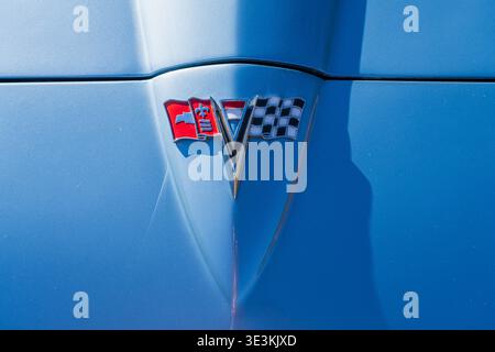 Georgetown, TX - 21 mars 2026 : logo chromé brillant de la Chevrolet Corvette Stingray cabriolet 1964 Banque D'Images