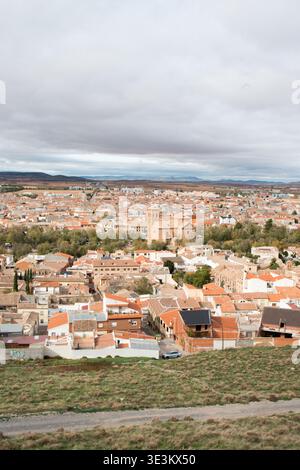 Consuegra se trouve à 80 km de Ciudad Real et à 60 km de Tolède. Consuegra est situé dans la région de la Mancha, célèbre pour ses vastes plaines sèches, vignobles A. Banque D'Images