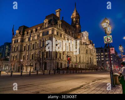 Hôtel de ville de Montréal illuminé la nuit dans le Vieux-Montréal, Québec, Canada, mettant en valeur l'architecture historique du second Empire près du Vieux-Port Banque D'Images
