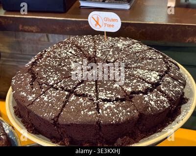 Présentation de tranches de gâteau au chocolat sans gluten au buffet du petit déjeuner de l'hôtel de Rome. Offre diététique italienne dans le Latium. Banque D'Images