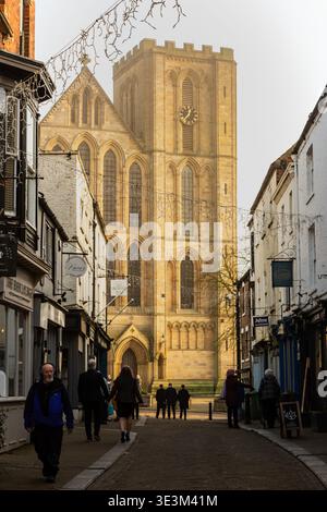 Cathédrale de Ripon vue depuis Kirkgate, Ripon, North Yorkshire, Royaume-Uni. 2026 Banque D'Images