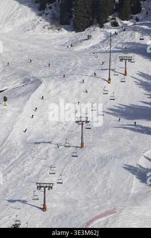 Piste de ski et remontée mécanique dans les alpes suisses Banque D'Images