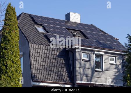 panneaux solaires sur un toit en mansarde Banque D'Images