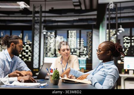 Diriger une équipe multiraciale, le travail d'équipe et le chef d'entreprise favorisant une culture de bureau positive. Superviser le personnel administratif, les indicateurs et le cadre de gestion dans la salle de conseil déléguer des tâches Banque D'Images