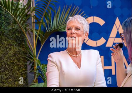L'actrice Jamie Lee Curtis assiste à l'événement d'intronisation du California Hall of Fame, photographiée lors d'entrevues avec les médias sur le tapis rouge. Banque D'Images