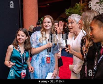 L'actrice Jamie Lee Curtis pose avec de jeunes reportages tout en assistant à l'événement d'intronisation du California Hall of Fame sur le tapis rouge. Banque D'Images