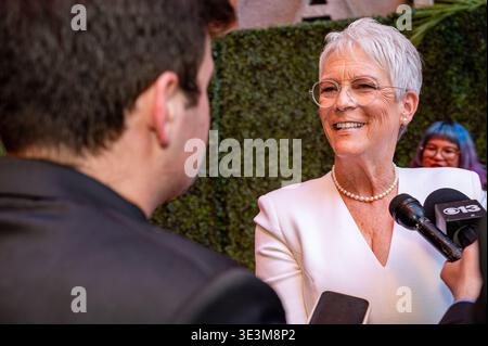 L'actrice Jamie Lee Curtis est interviewée sur le tapis rouge alors qu'elle assiste à l'événement d'intronisation du California Hall of Fame. Banque D'Images