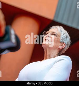 Angle inhabituel regardant l'actrice Jamie Lee Curtis assister à l'événement d'intronisation du California Hall of Fame sur le tapis rouge avec la caméra au premier plan. Banque D'Images