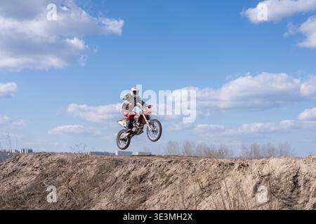 Kharkov Ukraine en mars 2021, les cavaliers pratiquent le moto cross. L'entraînement comprend des sauts et des virages sur des vélos d'enduro dans un cadre hors route en mars 2021. Banque D'Images