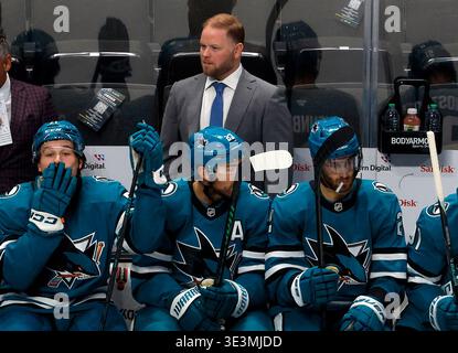 L’entraîneur-chef des Sharks de San Jose Ryan Warsofsky garde un œil sur le match durant la deuxième période contre le club de hockey de l’Utah au SAP Center à San Jose, en Californie, le 1er octobre 2024. (Photo de Nhat V. Meyer/Bay Area News Group/TNS/SIPA USA) Banque D'Images