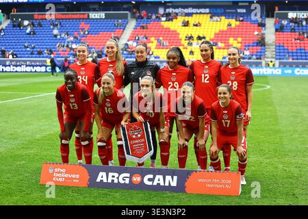 Les joueuses du Canada s'alignent avant l'action dans le match du tournoi de soccer féminin de la Coupe SheBelieves contre l'Argentine au Sports Illustrated Stadium à Harrison, N.J., le samedi 7 mars 2026. Rangée supérieure de gauche à droite : Brooklyn Courtnall #34, Jordyn Huitema #9, Kailen Sheridan #1, Anabelle Chukwu #29, Jade Rose #12, Marie Levasseur #28. Rangée du bas de gauche à droite : Simi Awujo #13, Janine Sonis #16, Kaylee Hunter #30, Delaney Pridham #32, Jessie Fleming #17. (Photo : Gordon Donovan) Banque D'Images