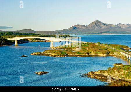 À travers le pont de Skye de Kyle of Lochalsh à Bla Bheinn mountain, à l'île de Skye. Hébrides intérieures, Ecosse, Royaume-Uni. Matin d'été Banque D'Images