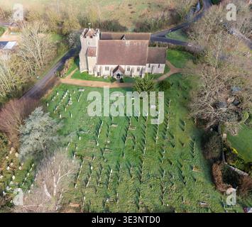 vue aérienne de l'ancienne église paroissiale st james classée grade 1 à birdham west sussex datant du 13ème siècle Banque D'Images