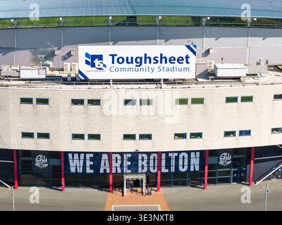 BOLTON, GREATER MANCHESTER, ANGLETERRE - 18 MARS 2026 : panneau d'entrée et lettrage au stade communautaire Toughsheet, domicile du Bolton Wanderers FC Banque D'Images