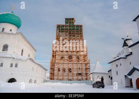 Chantier, piliers en bois sur l'église Banque D'Images