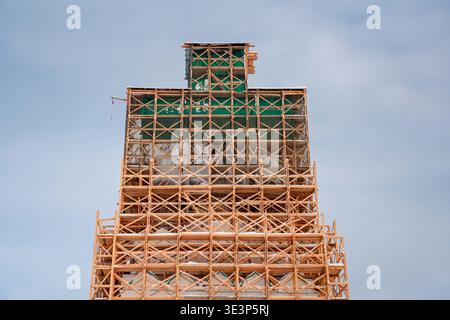 Chantier, piliers en bois sur l'église Banque D'Images