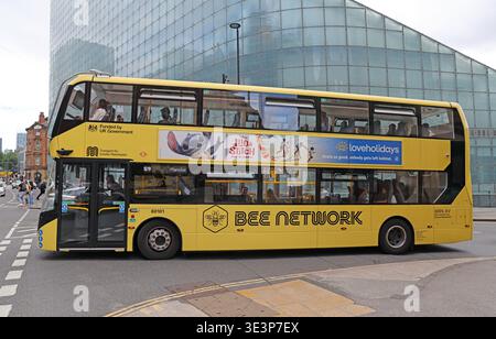 Bus électrique à impériale Bee Network devant le National Football Museum, près de la gare de Manchester Victoria Banque D'Images