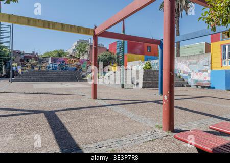 Paysage urbain avec la place Bomberos dans le quartier de la Boca dans la capitale Argentine, tourné dans la lumière de l'été à Buenos Aires, Argentine Banque D'Images