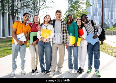 Un groupe diversifié d'étudiants souriant heureux ensemble sur le campus, profitant de leur temps Banque D'Images