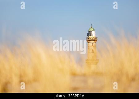 Phare à Warnemuende, Allemagne behing l'herbe de marram floue, sur les dunes de sable. Banque D'Images