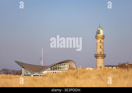 Phare à Warnemuende, Allemagne avec de l'herbe marrame sur les dunes de sable au premier plan. Banque D'Images