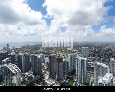 Vue aérienne de gratte-ciels scintillants traversant la ligne d'horizon, où les eaux turquoises rencontrent le paysage urbain vibrant, Brickell, Miami, Floride, United St. Banque D'Images