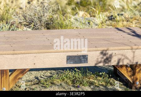 simple banc en bois construit par les scouts à la mémoire de chad hanousek Banque D'Images