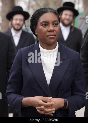 Le chef du Parti conservateur, Kemi Badenoch, s’entretient avec des membres de la communauté juive lors d’une visite à la station d’ambulance Hatzola à Stamford Hill, au nord de Londres. Date de la photo : mardi 24 mars 2026. Banque D'Images
