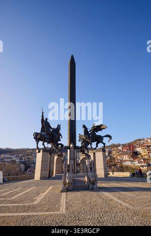 Veliko Tarnovo Bulgarie, 13 mars 2026. Le majestueux monument (Assenevtsi), aussi appelé (les cavaliers). Le monument est une création d'un centime impressionnant Banque D'Images