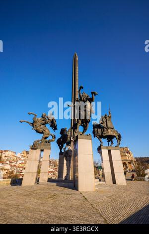 Veliko Tarnovo Bulgarie, 13 mars 2026. Le majestueux monument (Assenevtsi), aussi appelé (les cavaliers). Le monument est une création d'un centime impressionnant Banque D'Images