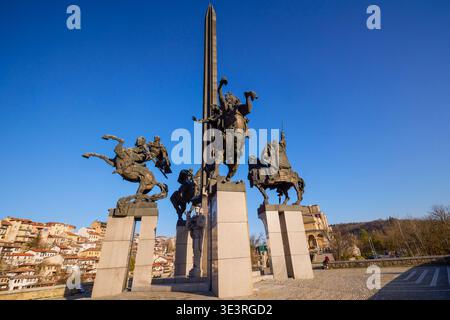 Veliko Tarnovo Bulgarie, 13 mars 2026. Le majestueux monument (Assenevtsi), aussi appelé (les cavaliers). Le monument est une création d'un centime impressionnant Banque D'Images